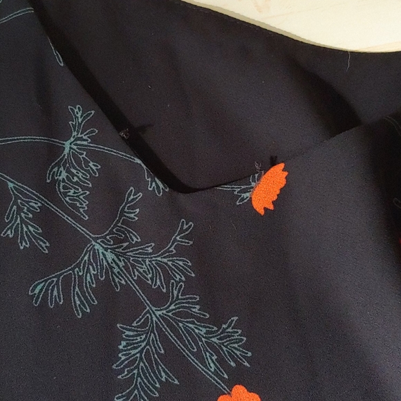 NWOT V-Neck Flower Pattern Tank - Picture 2 of 3